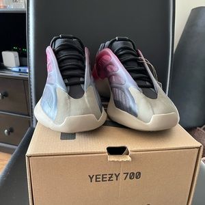 New with tags Yeezy 700 v3